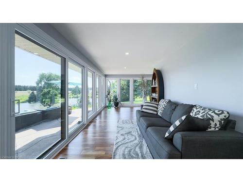 76000 London Road, Brucefield, ON - Indoor Photo Showing Living Room