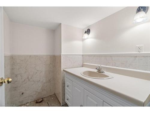 74 Main Street N, Seaforth, ON - Indoor Photo Showing Bathroom