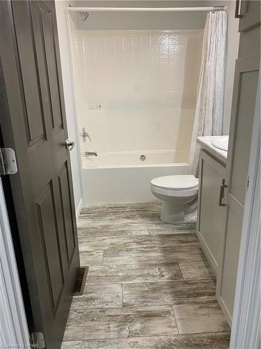 211 Spruce Drive, West Grey, ON - Indoor Photo Showing Bathroom