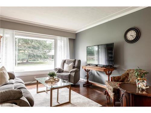 35 Dawson Street, Stratford, ON - Indoor Photo Showing Living Room