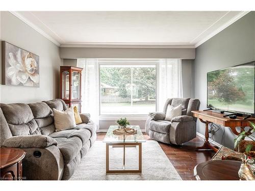 35 Dawson Street, Stratford, ON - Indoor Photo Showing Living Room