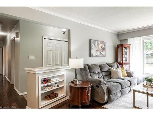 35 Dawson Street, Stratford, ON - Indoor Photo Showing Living Room