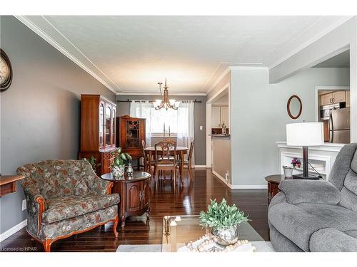 35 Dawson Street, Stratford, ON - Indoor Photo Showing Living Room