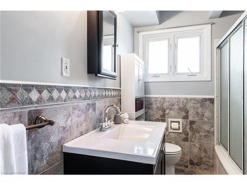 35 Dawson Street, Stratford, ON - Indoor Photo Showing Bathroom