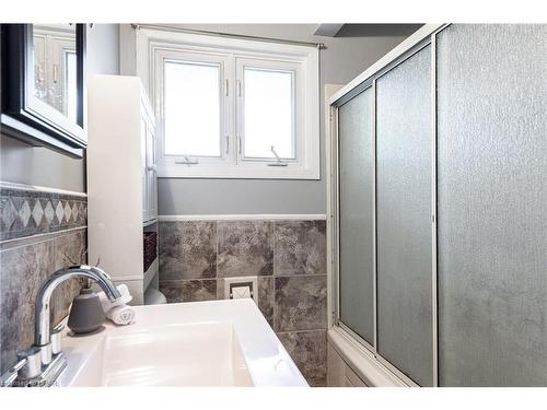 35 Dawson Street, Stratford, ON - Indoor Photo Showing Bathroom