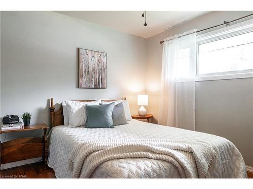 35 Dawson Street, Stratford, ON - Indoor Photo Showing Bedroom