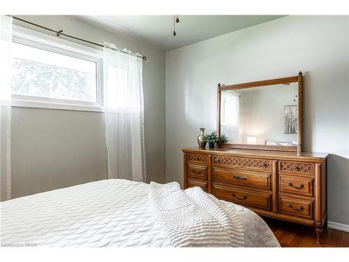 35 Dawson Street, Stratford, ON - Indoor Photo Showing Bedroom