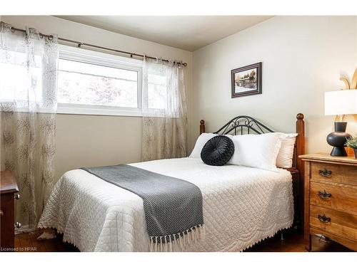 35 Dawson Street, Stratford, ON - Indoor Photo Showing Bedroom