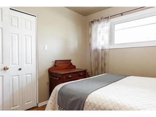 35 Dawson Street, Stratford, ON - Indoor Photo Showing Bedroom