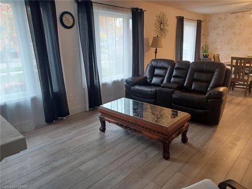 205 Blake Street W, Goderich, ON - Indoor Photo Showing Living Room