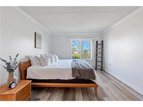 101-9 Pine Street, Grand Bend, ON - Indoor Photo Showing Bedroom