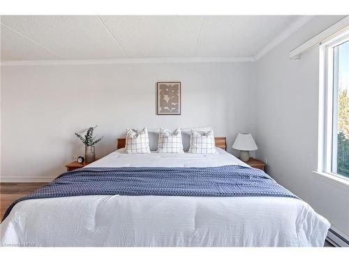 101-9 Pine Street, Grand Bend, ON - Indoor Photo Showing Bedroom