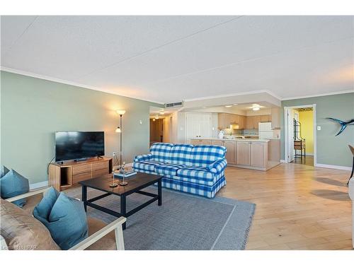 101-9 Pine Street, Grand Bend, ON - Indoor Photo Showing Living Room