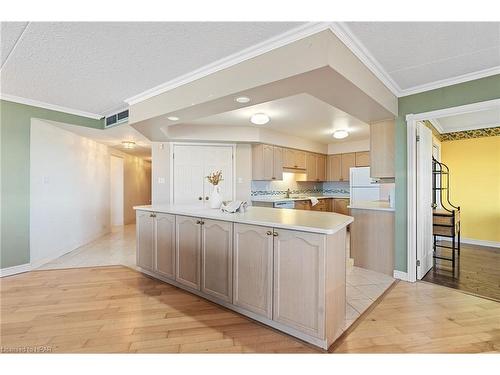 101-9 Pine Street, Grand Bend, ON - Indoor Photo Showing Kitchen