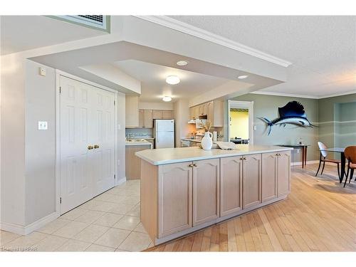 101-9 Pine Street, Grand Bend, ON - Indoor Photo Showing Kitchen