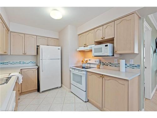 101-9 Pine Street, Grand Bend, ON - Indoor Photo Showing Kitchen