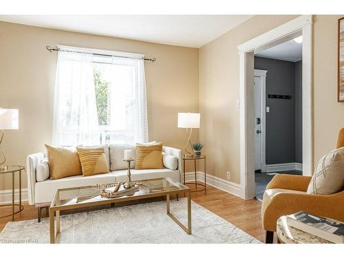 612 Albert Street, Stratford, ON - Indoor Photo Showing Living Room