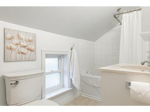 612 Albert Street, Stratford, ON - Indoor Photo Showing Bathroom