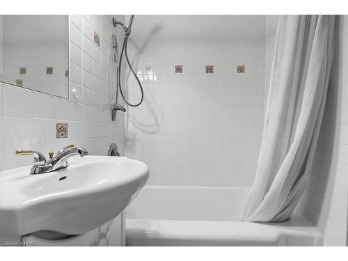 75 Youngs Street, Stratford, ON - Indoor Photo Showing Bathroom