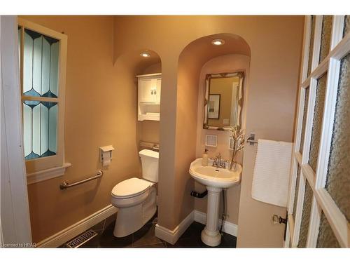 223 Mornington Street, Stratford, ON - Indoor Photo Showing Bathroom