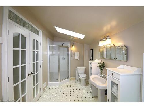 223 Mornington Street, Stratford, ON - Indoor Photo Showing Bathroom