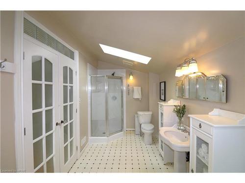 223 Mornington Street, Stratford, ON - Indoor Photo Showing Bathroom