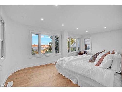 379 Niagara Boulevard, Fort Erie, ON - Indoor Photo Showing Bedroom