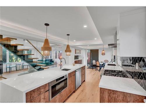 379 Niagara Boulevard, Fort Erie, ON - Indoor Photo Showing Kitchen With Upgraded Kitchen