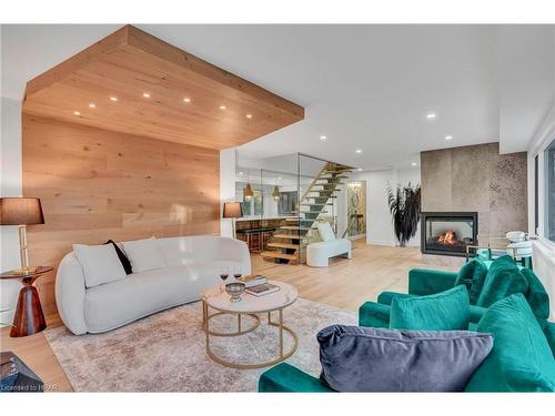 379 Niagara Boulevard, Fort Erie, ON - Indoor Photo Showing Living Room With Fireplace