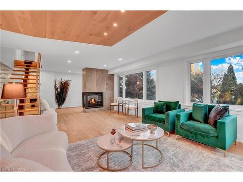 379 Niagara Boulevard, Fort Erie, ON - Indoor Photo Showing Living Room With Fireplace