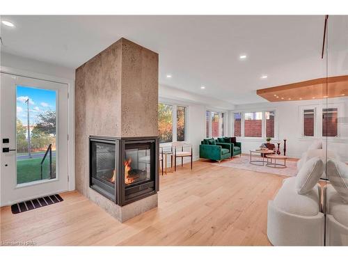 379 Niagara Boulevard, Fort Erie, ON - Indoor Photo Showing Living Room With Fireplace