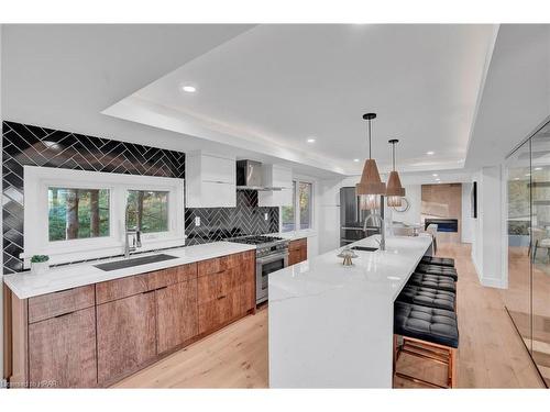 379 Niagara Boulevard, Fort Erie, ON - Indoor Photo Showing Kitchen With Upgraded Kitchen