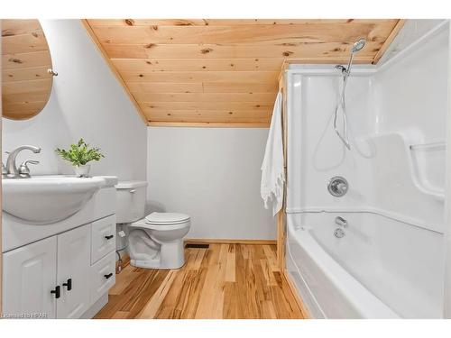 790 Garafraxa Street N, Durham, ON - Indoor Photo Showing Bathroom