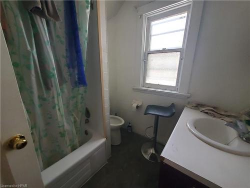 764 King Street, London, ON - Indoor Photo Showing Bathroom