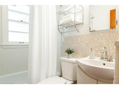 41 Daly Avenue, Stratford, ON - Indoor Photo Showing Bathroom