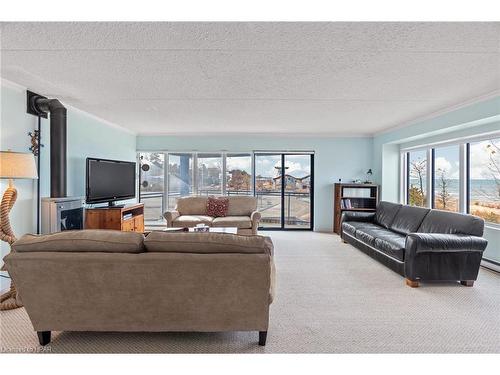 202-9 Pine Street, Grand Bend, ON - Indoor Photo Showing Living Room