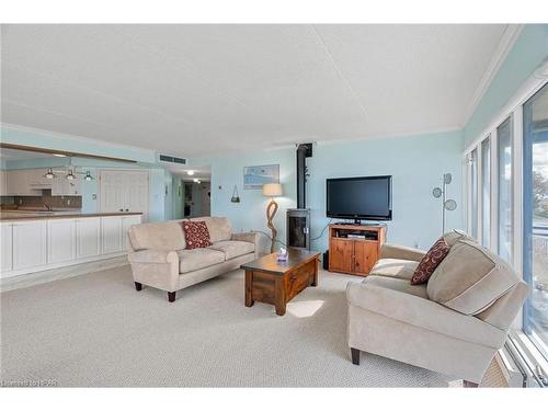 202-9 Pine Street, Grand Bend, ON - Indoor Photo Showing Living Room