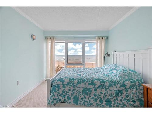 202-9 Pine Street, Grand Bend, ON - Indoor Photo Showing Bedroom