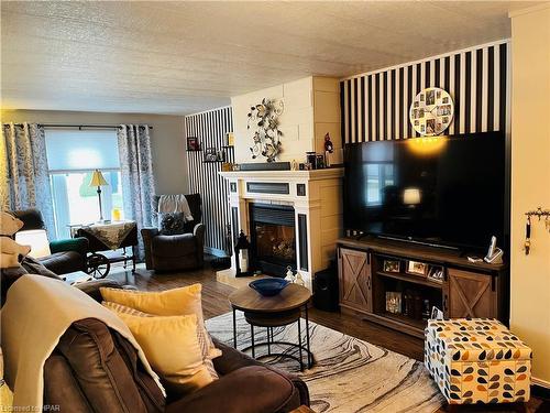 27 Stewart St, Strathroy, ON - Indoor Photo Showing Living Room With Fireplace