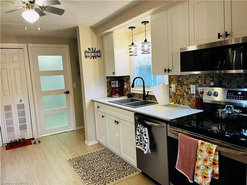 27 Stewart St, Strathroy, ON - Indoor Photo Showing Kitchen With Double Sink