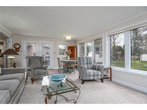 47 Walker Street, Clinton, ON - Indoor Photo Showing Living Room