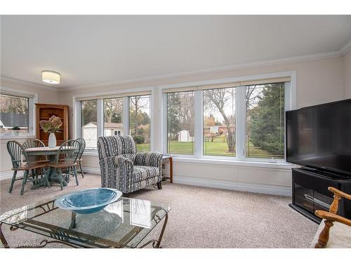 47 Walker Street, Clinton, ON - Indoor Photo Showing Living Room