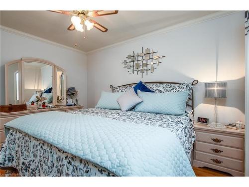 47 Walker Street, Clinton, ON - Indoor Photo Showing Bedroom