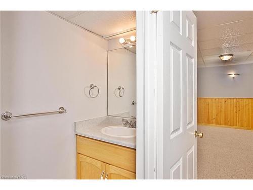 11 Wingfield Avenue, Stratford, ON - Indoor Photo Showing Bathroom