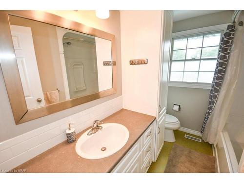 39 Park Lane Drive, Stratford, ON - Indoor Photo Showing Bathroom