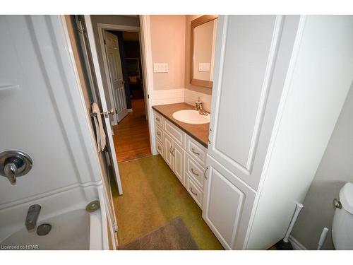 39 Park Lane Drive, Stratford, ON - Indoor Photo Showing Bathroom