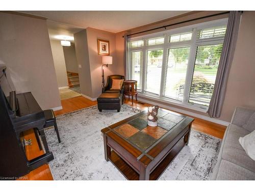 39 Park Lane Drive, Stratford, ON - Indoor Photo Showing Living Room