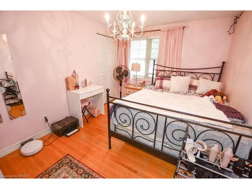 39 Park Lane Drive, Stratford, ON - Indoor Photo Showing Bedroom