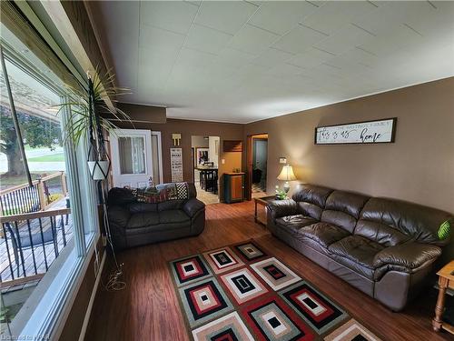 640 Elizabeth Street, Brussels, ON - Indoor Photo Showing Living Room