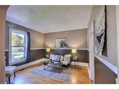 122 Huron Street, Clinton, ON - Indoor Photo Showing Living Room